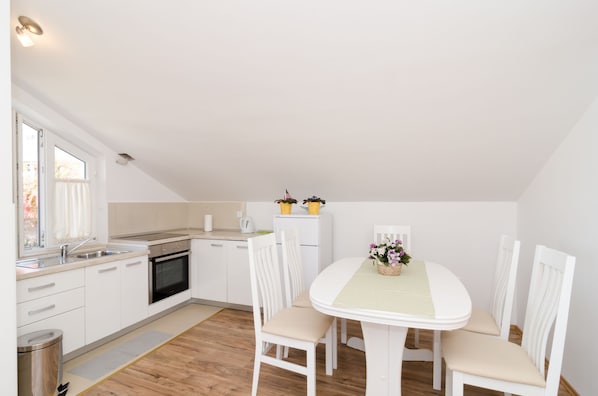 Deluxe Apartment, 1 King Bed, Sea View | In-room dining