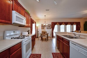 House, 6 Bedrooms | Private kitchen