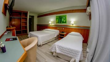 Minibar, caja fuerte, escritorio y cortinas opacas
