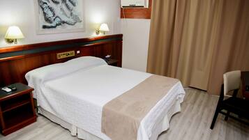 Minibar, brankas, meja kerja, dan tirai kedap cahaya