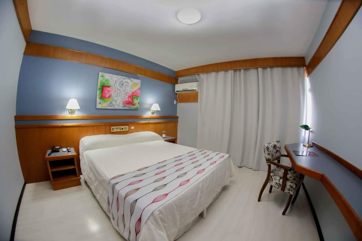 Minibar, coffres-forts dans les chambres, bureau