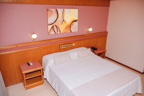 Frigobar, cofres nos quartos, escrivaninha