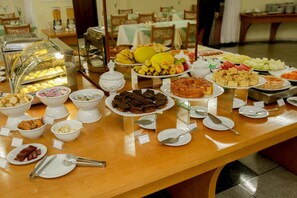 Free daily buffet breakfast  - Susin Hotel (Mafra)