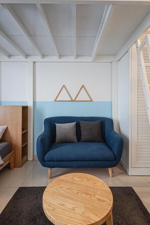 Design-Doppelzimmer | Wohnzimmer | 32-Zoll-Flachbildfernseher mit Premium-TV-Sendern, Fernseher