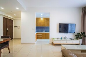 Deluxe Apartment | Living room | 32-inch flat-screen TV with premium channels, TV