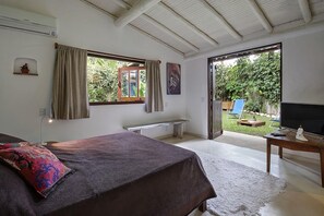 Verduisterende gordijnen, een strijkplank/strijkijzer, gratis wifi