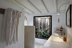 Shower, hair dryer, towels - Casa Tamy (Porto Seguro)