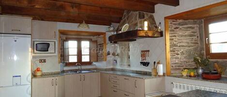 Een koelkast, een microgolfoven, een kookplaat