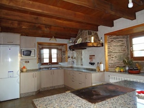 ثلاجة، ميكروويف، موقد طهي مسطح، ماكينة لصنع القهوة/الشاي