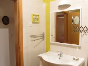 Regadera, secadora de cabello, bidet, toallas