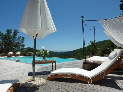 Villa de standing récente dans village de charme près Porto-Vecchio