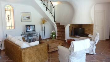 Fernseher, Kamin, Bücher, Stereoanlage