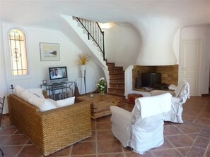 TV, caminetto, libri, impianto stereo