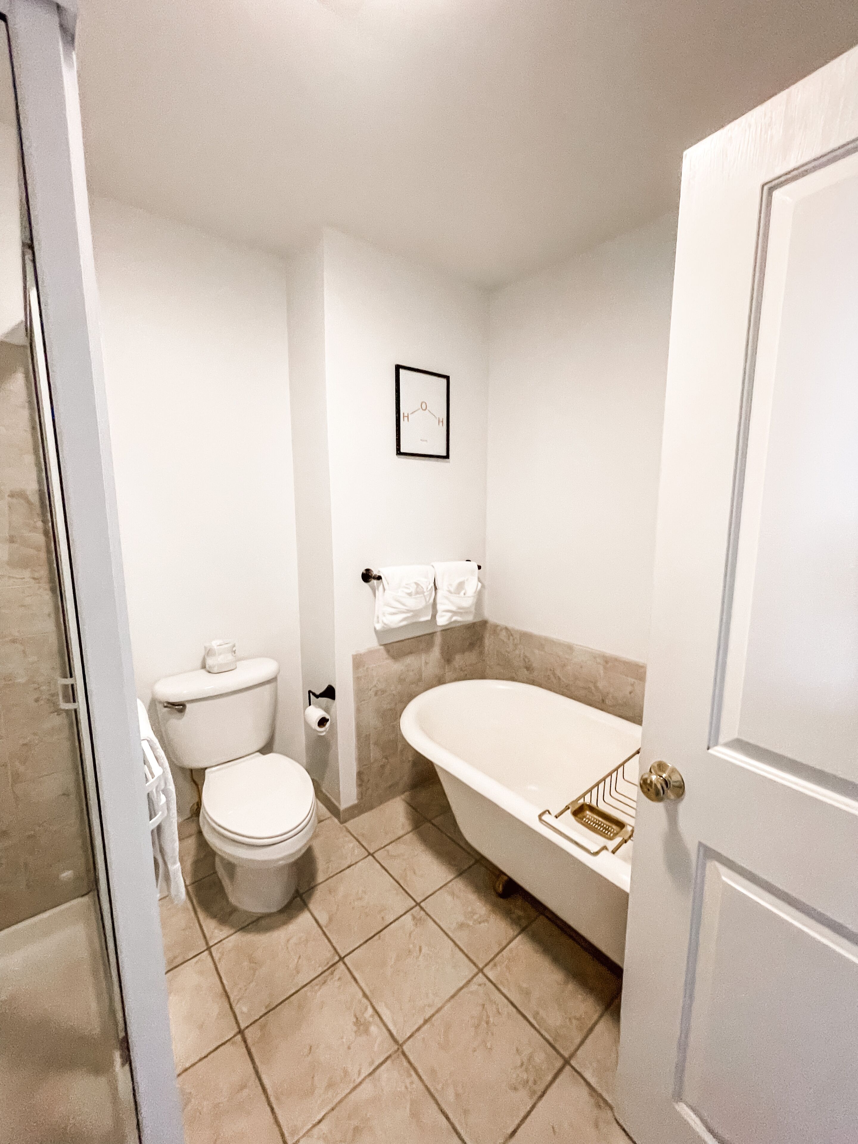 Une salle de bain avec des toilettes, un lavabo et une baignoire.