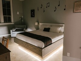 Music Room | 特色装修、特色家居、办公桌、笔记本电脑工作区