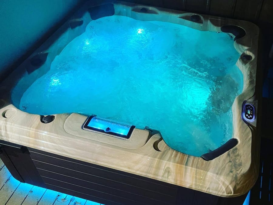 Bañera de hidromasaje al aire libre