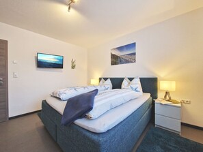 6 bedrooms, WiFi, bed sheets - Altenkirchen holiday house for large groups (Altenkirchen)