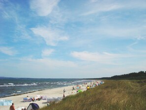 Vlak bij het strand, ligstoelen aan het strand