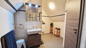 Bathtub, hair dryer, towels, soap - Altenkirchen holiday house for large groups (Altenkirchen)
