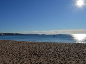 Una spiaggia nelle vicinanze