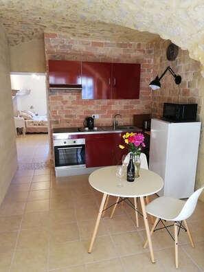 Een koelkast, een magnetron, een oven, een kookplaat