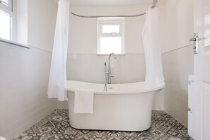 Duschwanne, Whirlpool, Haartrockner, Handtücher