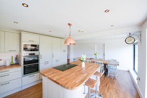 Fridge, microwave, oven, stovetop - Luxury New Forest 5 Bed Sleeps 12 (Lymington)