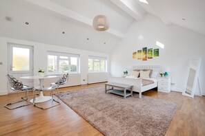 5 bedrooms, iron/ironing board, WiFi, bed sheets - Luxury New Forest 5 Bed Sleeps 12 (Lymington)