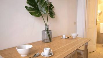 Appartamento Design, 1 camera da letto, vista città | Pasti in camera