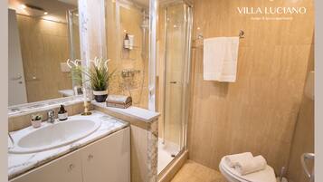 Design-Studio, Stadtblick | Badezimmer | Dusche, kostenlose Toilettenartikel, Bademäntel, Bidet