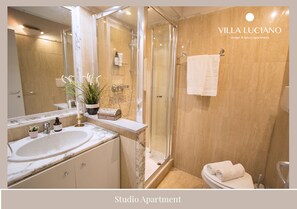 Studio – design, byutsikt | Bad | Dusj, toalettartikler (inkludert), badekåper og bidé