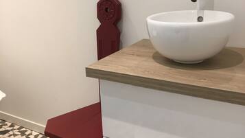 Douche, sèche-cheveux, serviettes fournies, savon