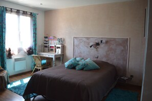 4 bedrooms, iron/ironing board, free WiFi, bed sheets