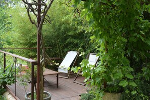Property grounds - In the heart of cicadas and vineyards (Saint-Laurent-des-Arbres)