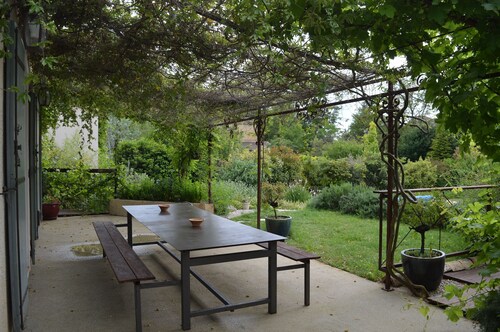 En el corazón de las cigarras y viñedos.