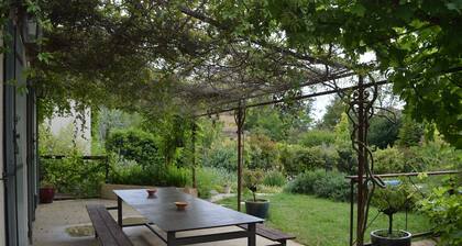 En el corazón de las cigarras y viñedos.