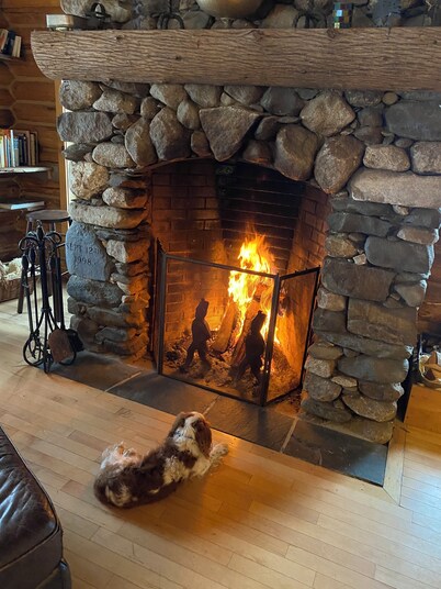 Rustic Authentic Off-grid Log Cabin 15 minutes from Kingdom Trails