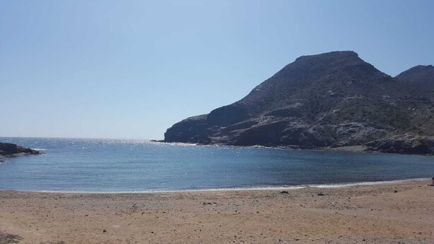A beach with a rocky cliff and calm sea. - Apartment in Cabo de Palos (Cabo de Palos)