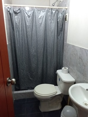 Phòng đơn Economy, 1 giường đơn | Phòng tắm | Buồng tắm vòi sen, đồ dùng nhà tắm miễn phí, khăn tắm