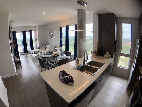 Stunning PENTHOUSE Top Floor 2 Bedrooms with breath taking view over Montreal / Laval