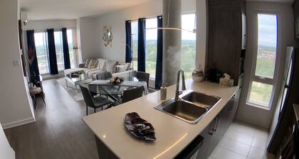 Stunning PENTHOUSE Top Floor 2 Bedrooms with breath taking view over Montreal / Laval