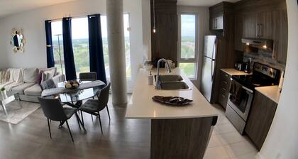 Atemberaubende PENTHOUSE Obergeschoss 2 Schlafzimmer mit atemberaubendem Blick über Montreal / Laval