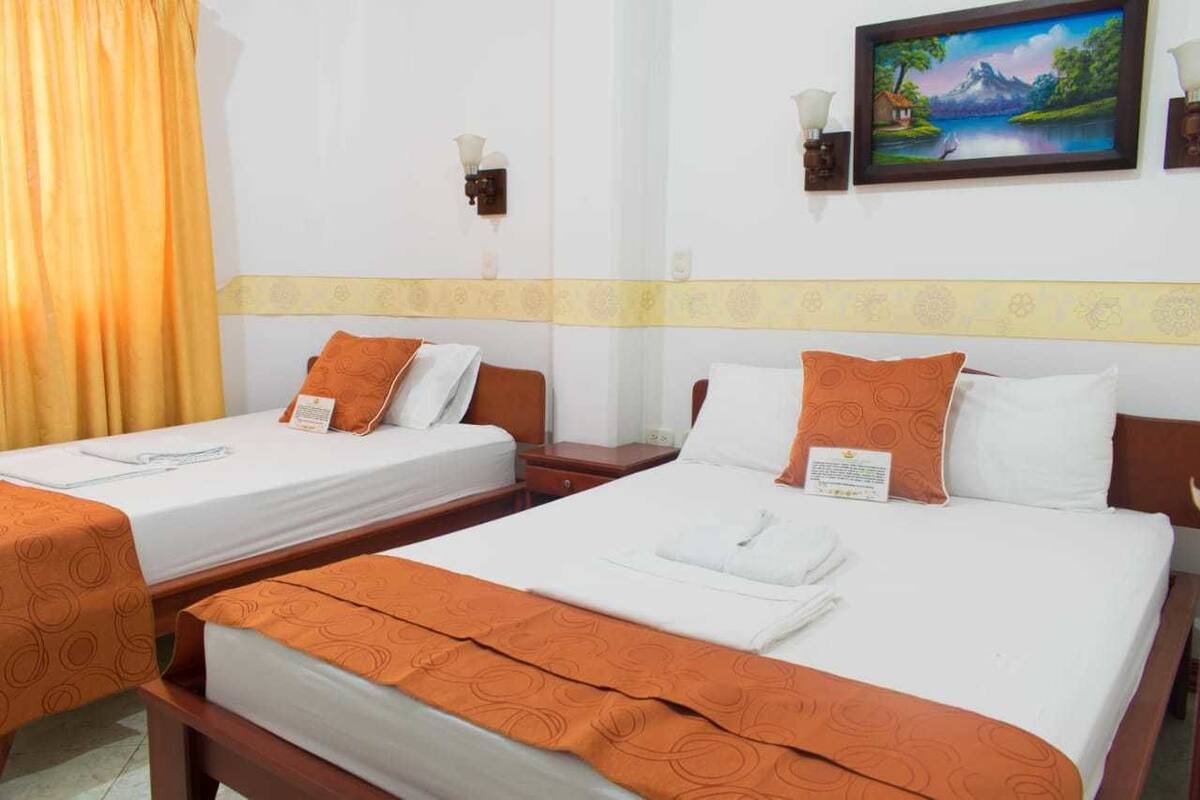 Habitación triple, varias camas | Escritorio, cortinas opacas, tabla de planchar con plancha y wifi gratis