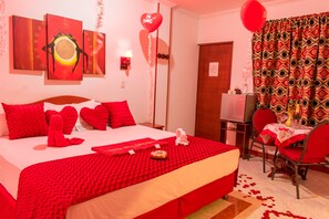 Escritorio, cortinas opacas, tabla de planchar con plancha y wifi gratis