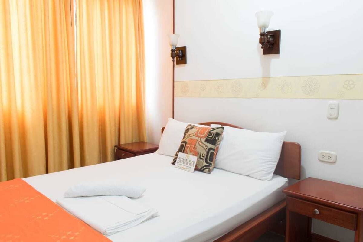 Escritorio, cortinas opacas, tabla de planchar con plancha y wifi gratis