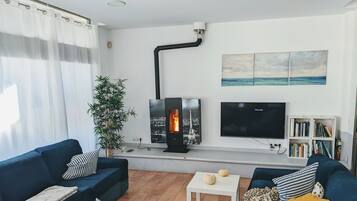 TV connectée, cheminée, table de tennis de table