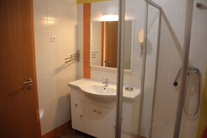 Een douche, een haardroger, een bidet, handdoeken