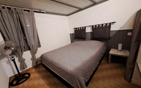 1 bedroom, bed sheets