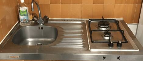 Réfrigérateur, four, cafetière/bouilloire, grille-pain