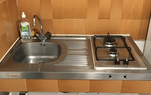 KĂŒhlschrank, Ofen, Wasserkocher mit Kaffee-/Teezubehör, Toaster